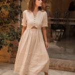 Robe en 100% lin beige avec détail sur le devant